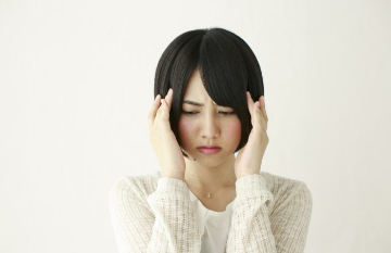 다이어트의 당질 제한으로 두통에 시달리는 여성.